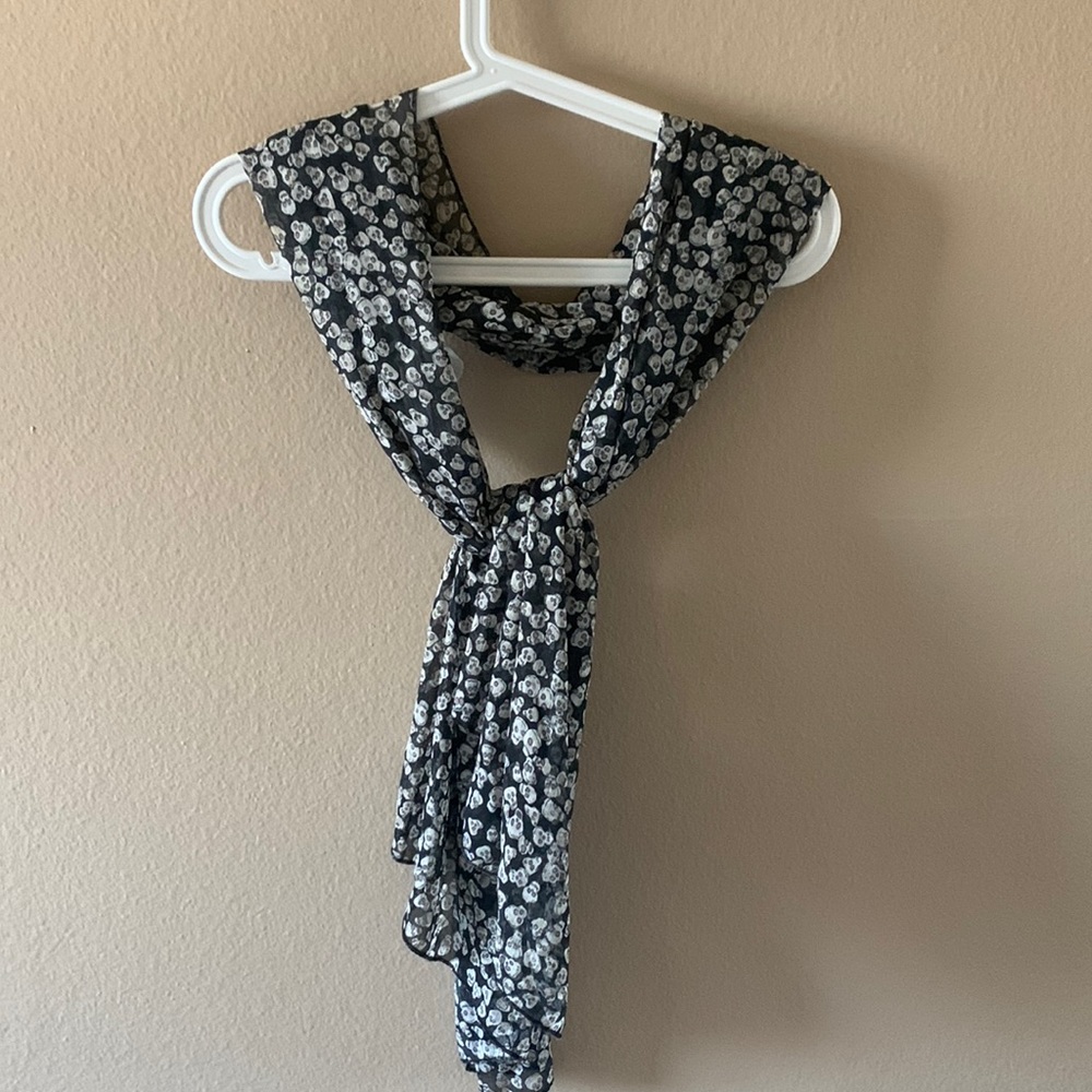 Small skull print scarf